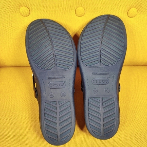 CROCS Sanrah Silver Hammered Medallion Navy Wedge Thong FlipFlop Sandal Women 10 - Picture 8 of 9